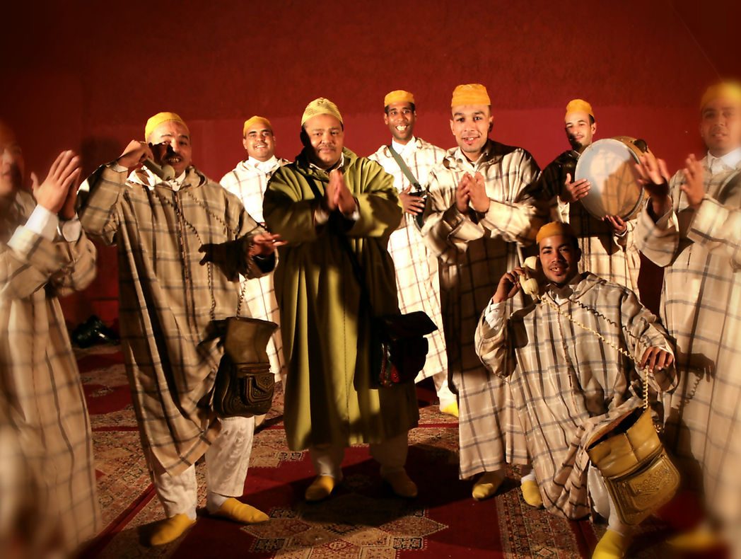 Troupe folklorique en djellabas rayées à Chez Ali