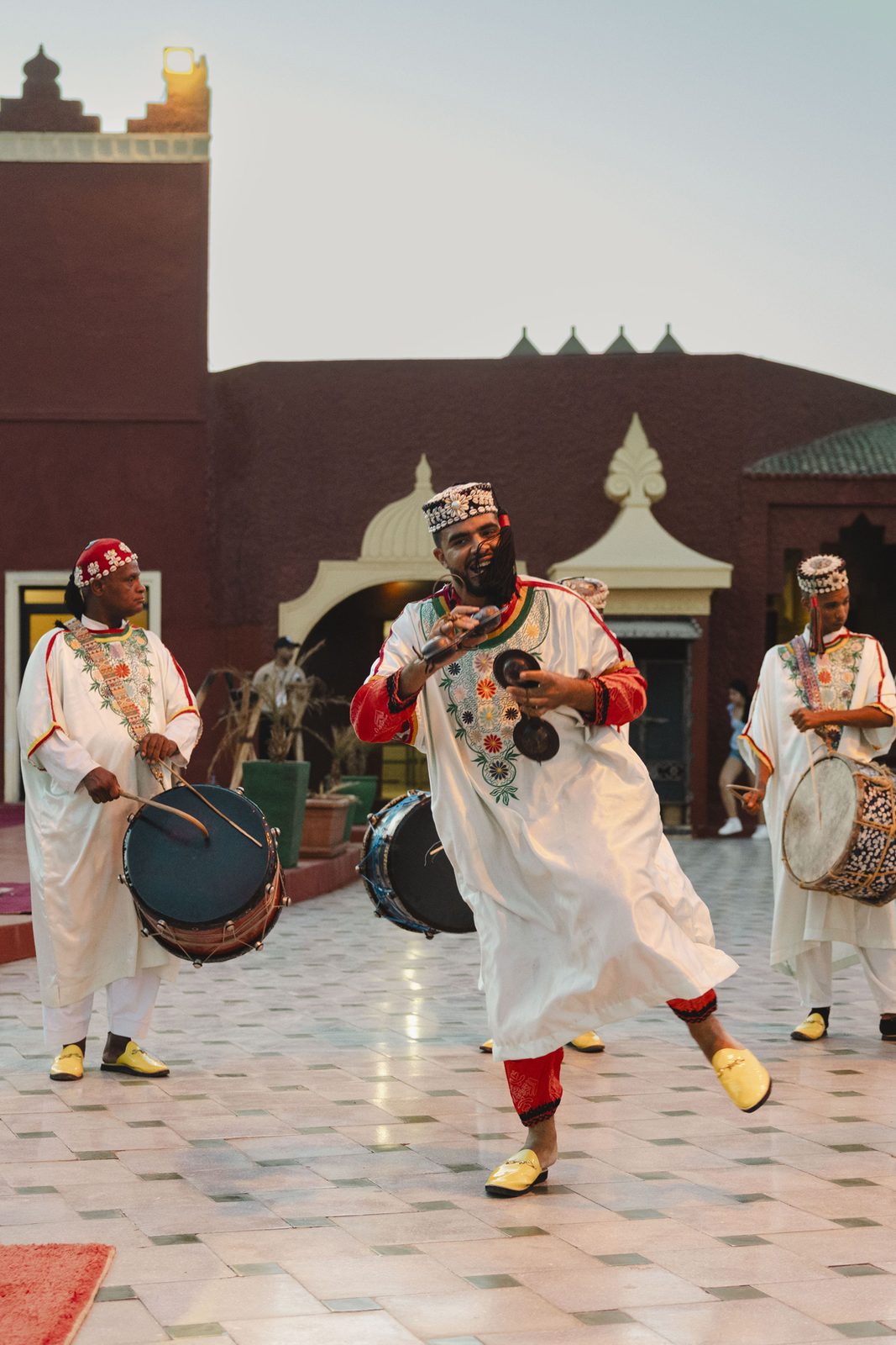 Percussionnistes dans la cour de Chez Ali au crépuscule
