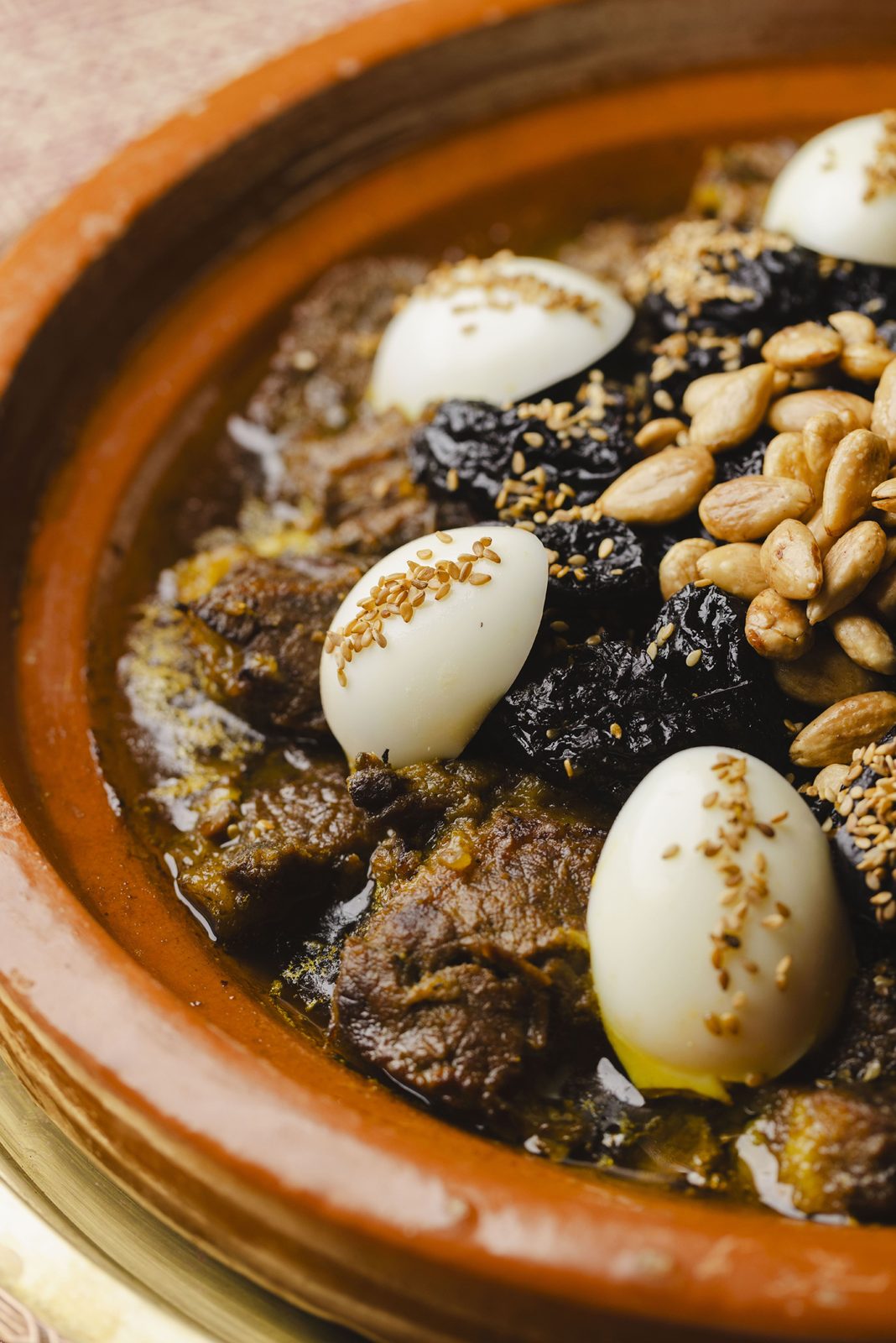 Tagine de bœuf aux pruneaux, amandes et œufs durs à Chez Ali