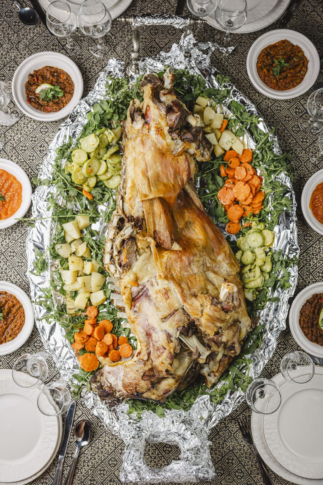 Méchoui d'agneau rôti avec légumes et salades marocaines à Chez Ali