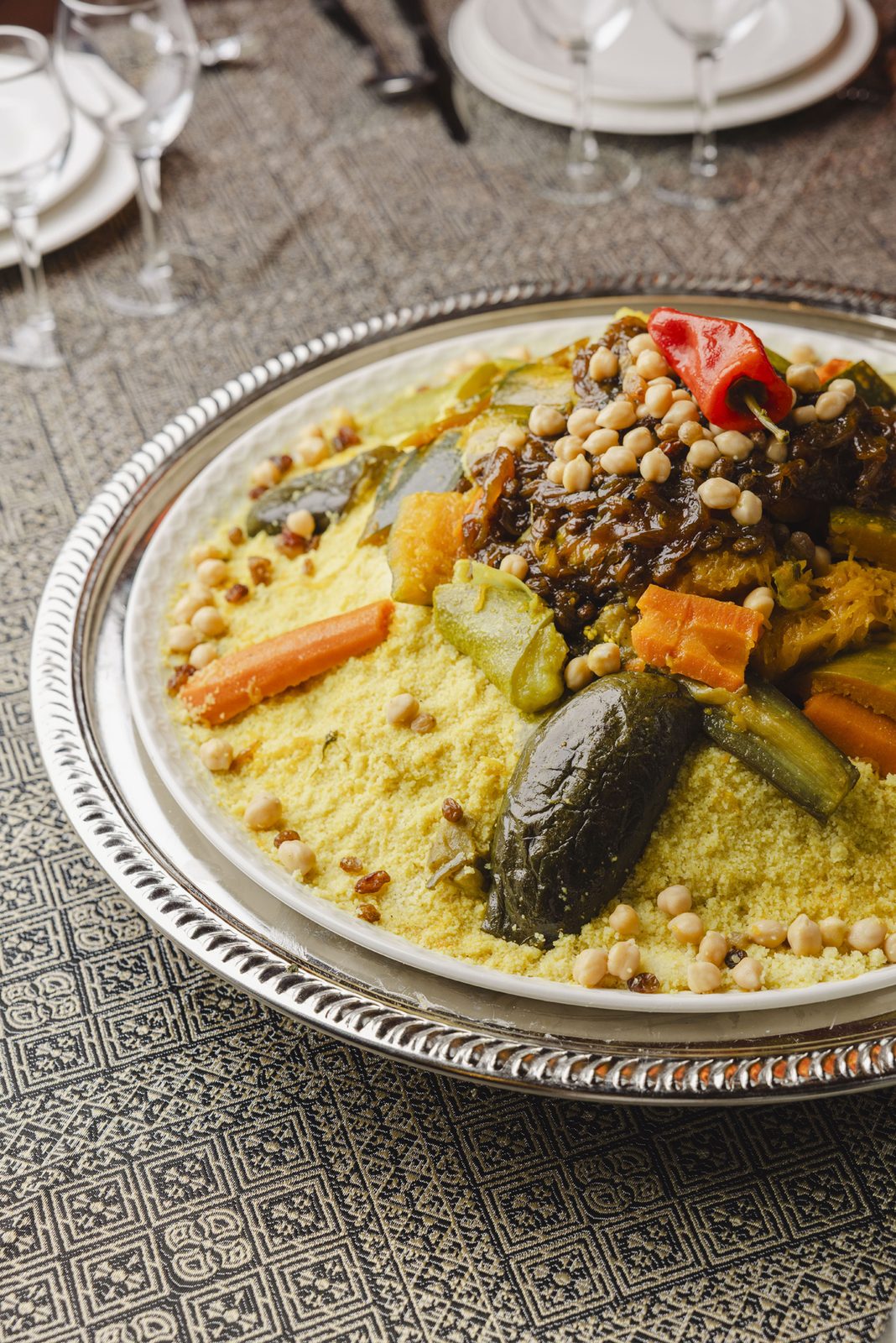 Couscous aux sept légumes sur un plat en argent à Chez Ali