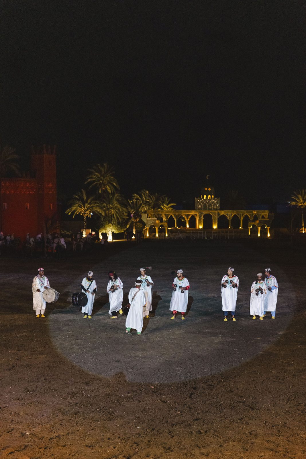 Artistes traversant l'arène la nuit à Chez Ali