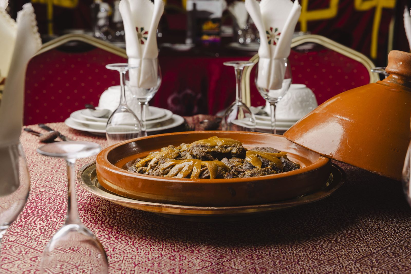 Tagine servi avec son couvercle en terre cuite à Chez Ali