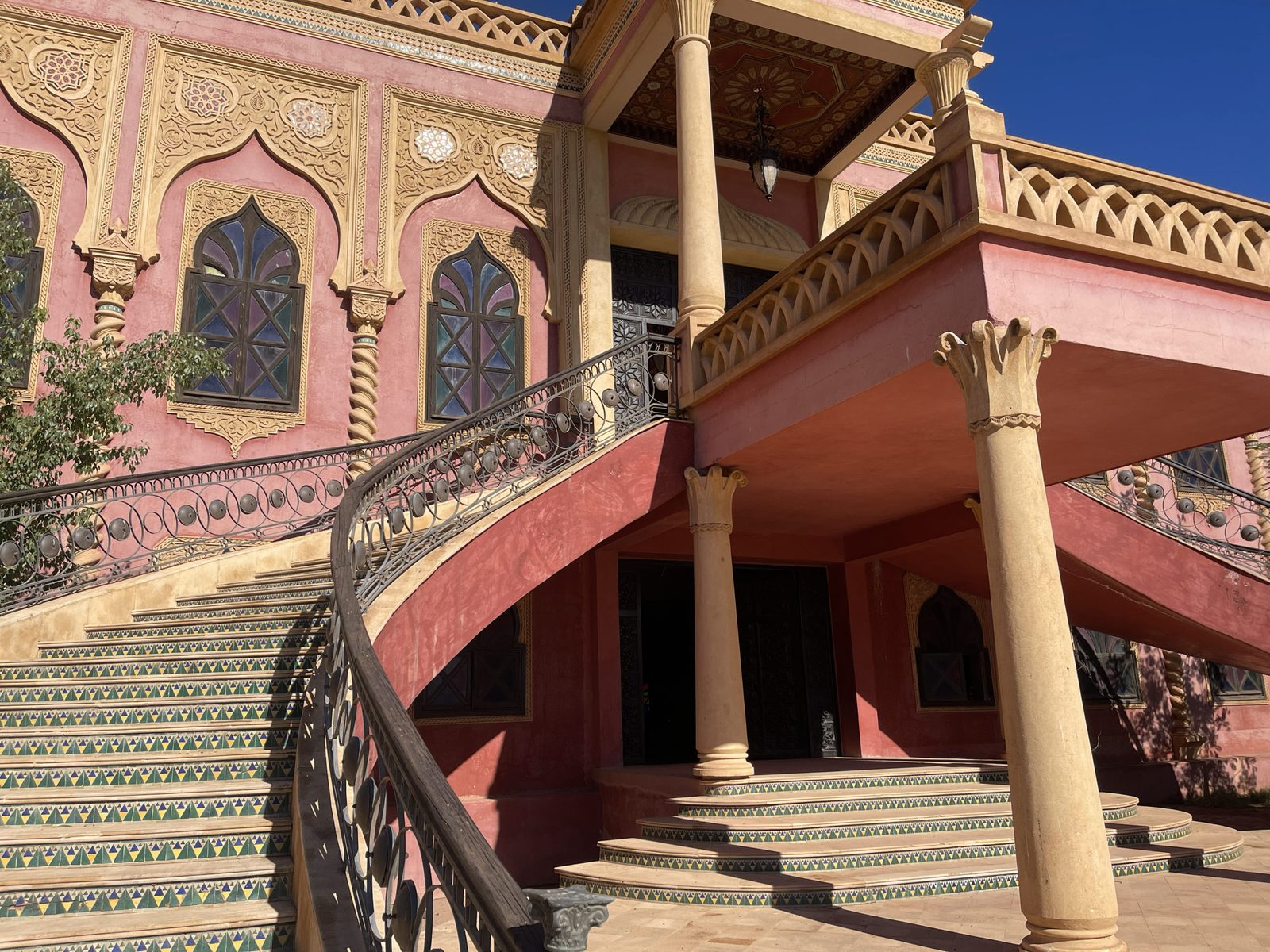 Colonnes sculptées et escalier d'un bâtiment du domaine de Chez Ali