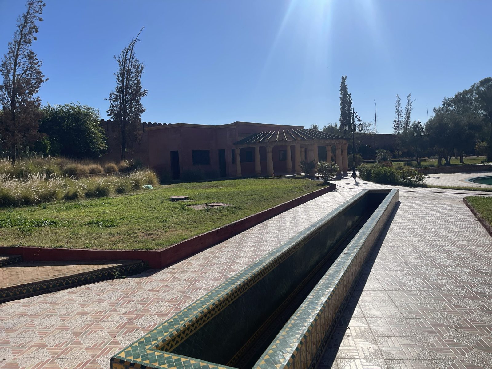 Jardins et bassin du domaine de Chez Ali