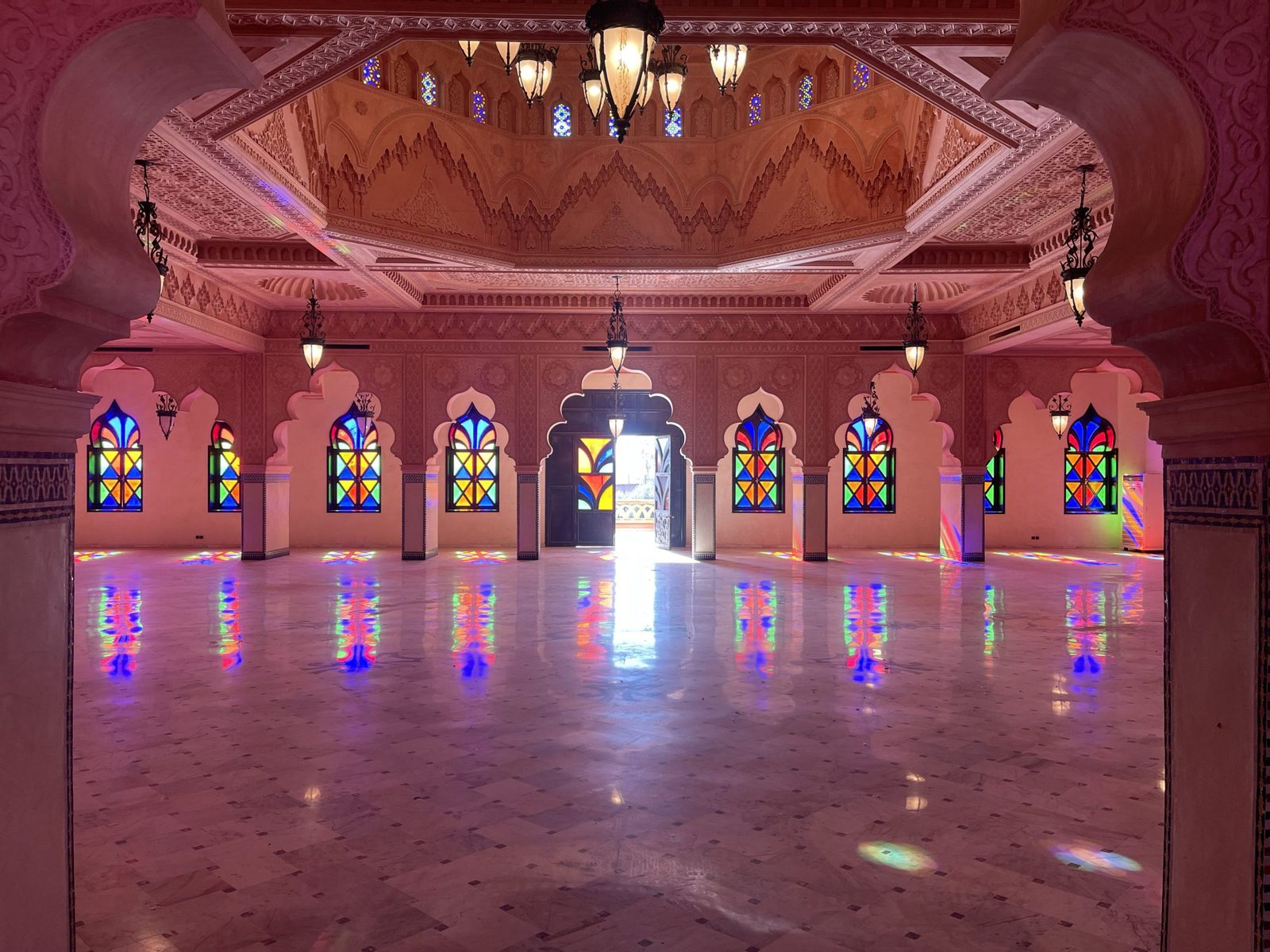 Salle de réception aux vitraux et lustres de Chez Ali