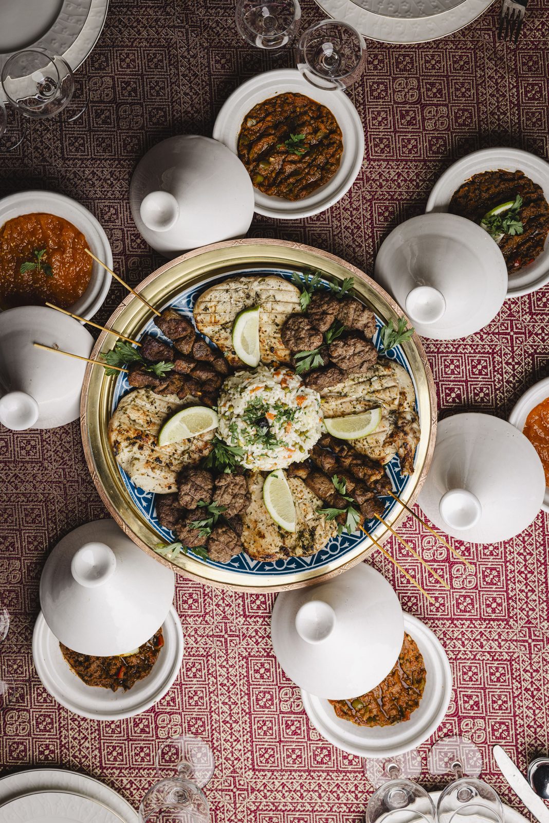 Table dressée avec grillades et salades marocaines à Chez Ali