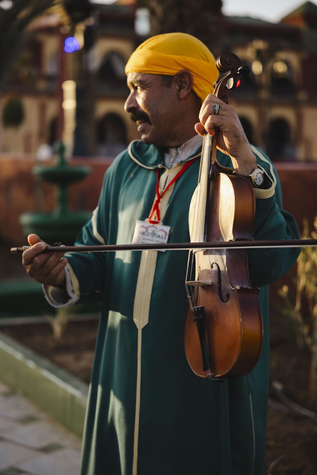Musicien en turban jaune jouant du violon à Chez Ali